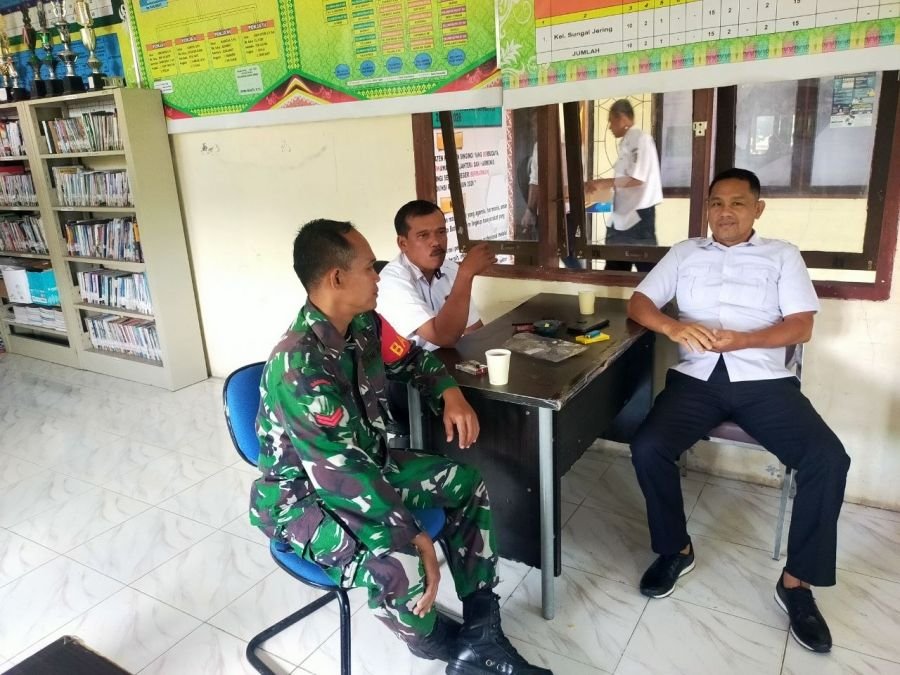 Babinsa Jalin Sinergi Lewat Komsos Bersama Staf Kelurahan