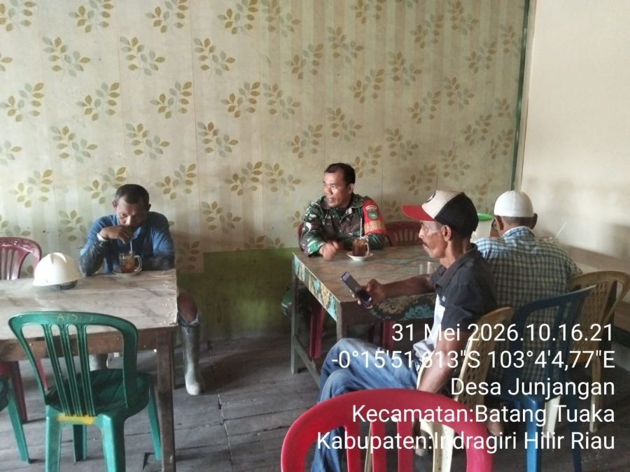 Babinsa Junjangan Ajak Warga Tingkatkan Kewaspadaan Karhutla
