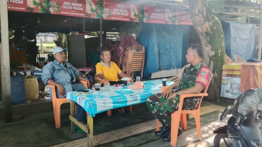 Babinsa Kampung Bandar Perkuat Komsos, Ajak Warga Bersama Jaga Kamtibmas