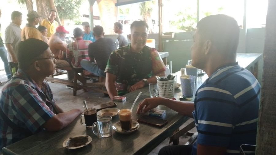 Babinsa Kampung Bandar Perkuat Komsos, Ajak Warga Jaga Kamtibmas