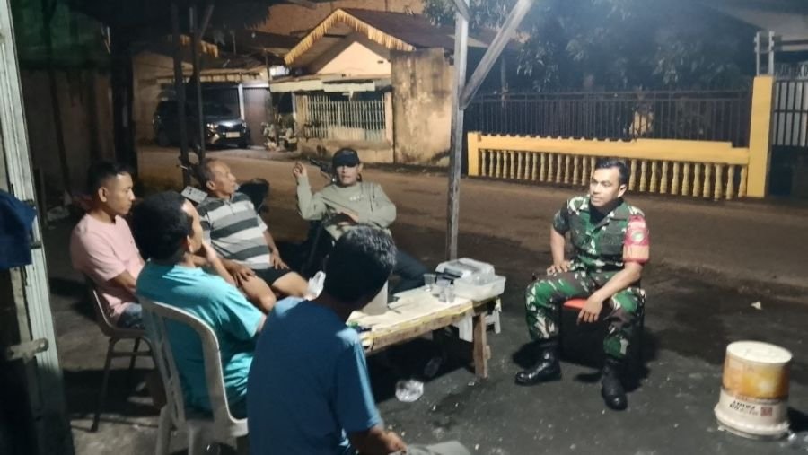 Babinsa Kampung Bandar Perkuat Siskamling, Ronda Malam Bersama Warga Jaga Kamtibmas