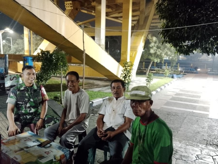 Babinsa Kampung Bandar Tingkatkan Kamtibmas Melalui Patroli dan Komsos Bersama Warga