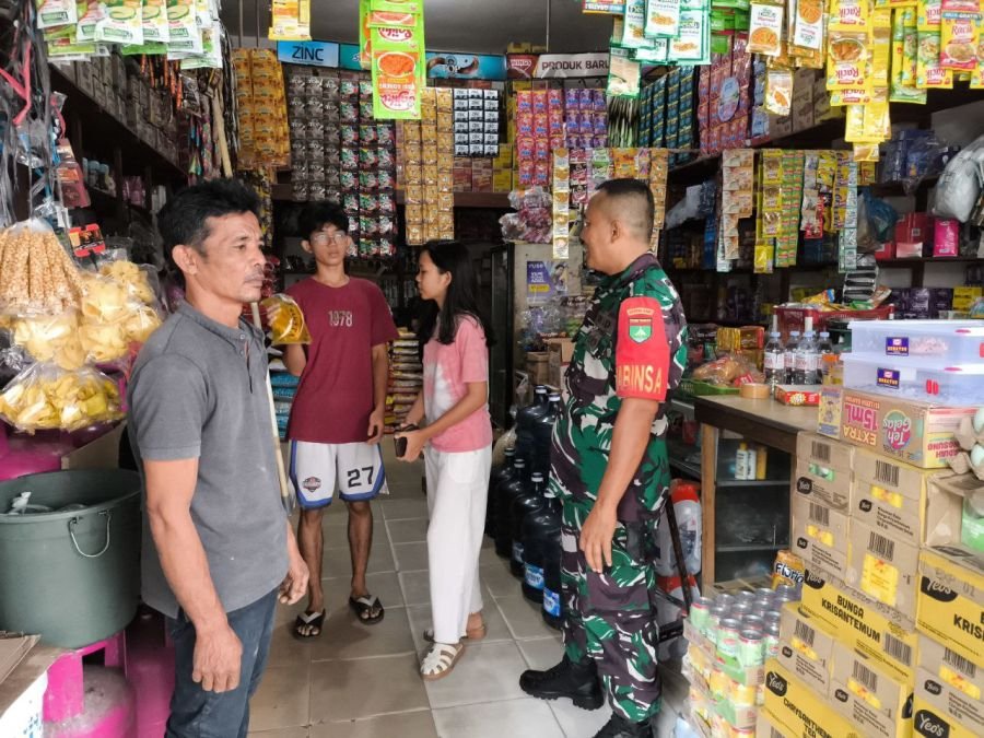 Babinsa Kampung Baru Pantau Harga Sembako Sambil Jalin Komsos dengan Warga