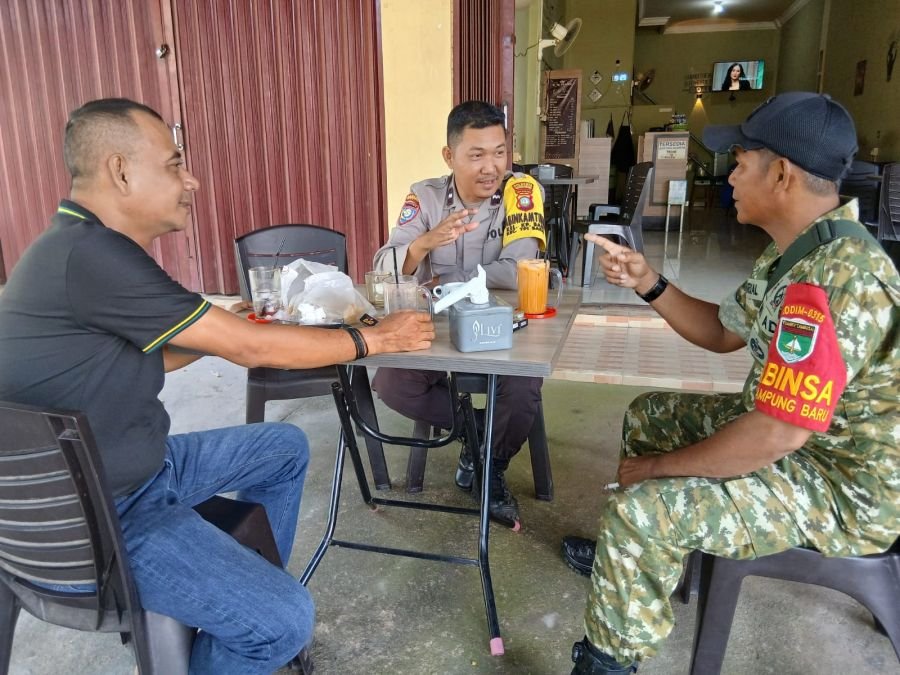 Babinsa Kampung Baru Ramil 01/Kota Dim 0315/TPI Ajak Warga Peduli Kebersihan Lingkungan