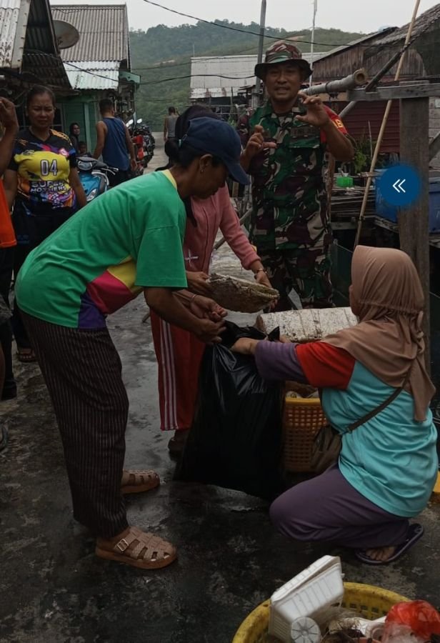 Babinsa Kampung Hilir Ajak Warga Gotong Royong Bersihkan Pesisir Pantai