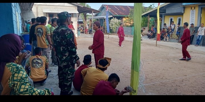 Babinsa Kampung Hilir Amankan Lomba Pangkak Gasing Festival Budaya Melayu