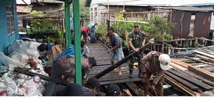 Babinsa Kampung Hilir Bersama Warga Gotong Royong Merehabilitasi Papan Jalan Gang Flamboyan