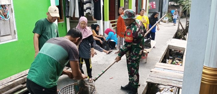 Babinsa Kampung Hilir Gelar Goro Bersihkan Sampah Laut