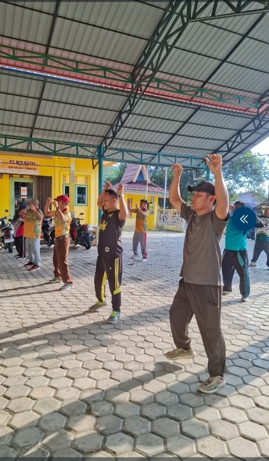 Babinsa Kampung Hilir Hadiri Senam Sehat Bersama PKK Tambelan