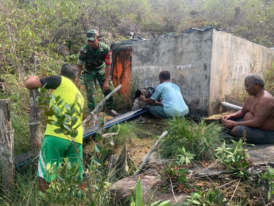 Babinsa Kampung Melayu Bantu Perbaikan Instalasi Air Warga