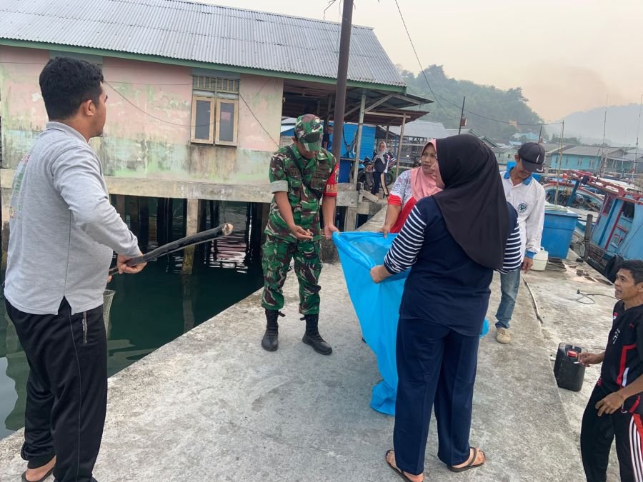 “Babinsa Kampung Melayu Bersama Warga Gotong Royong Bersihkan Sampah di Pesisir”