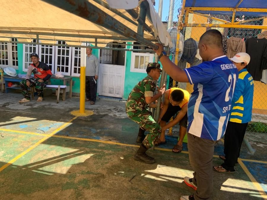 Babinsa Kampung Melayu Gotong Royong Siapkan Tradisi Bubur Asyura Sambut 1 Muharram