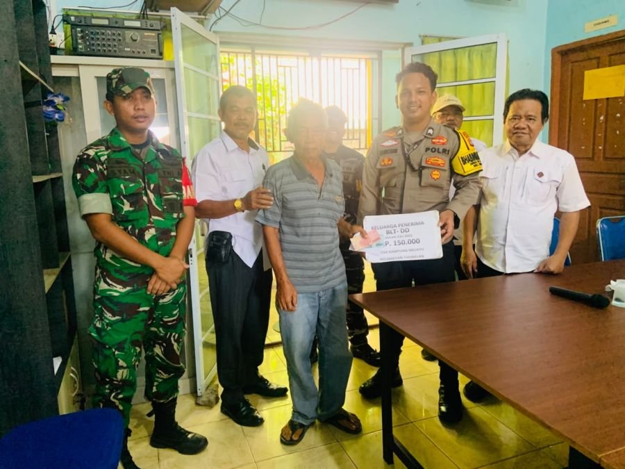 Babinsa Kampung Melayu Kawal Penyaluran BLT DD untuk 22 KPM