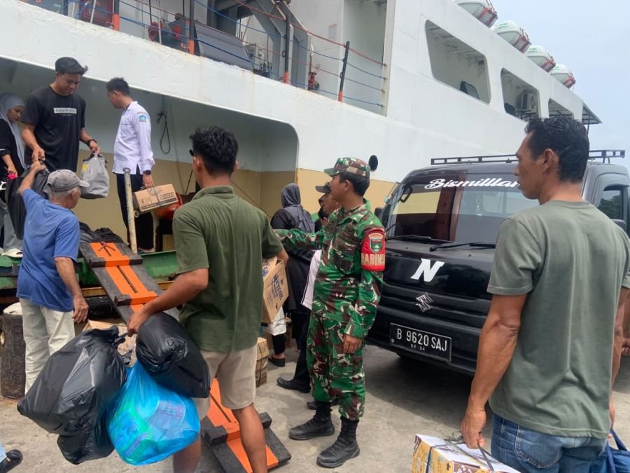 Babinsa Kampung Melayu Monitor Kedatangan Kapal Sabuk KM 110 di Pelabuhan Sri Bentayan