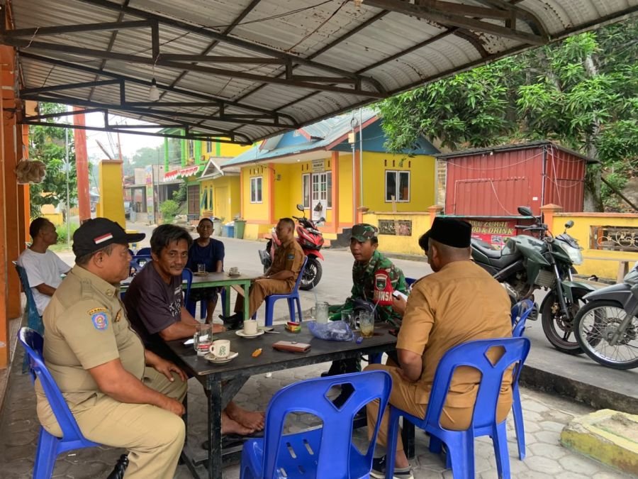 Babinsa Kampung Melayu Perkuat Sinergi Jaga Keamanan dan Ketertiban Desa