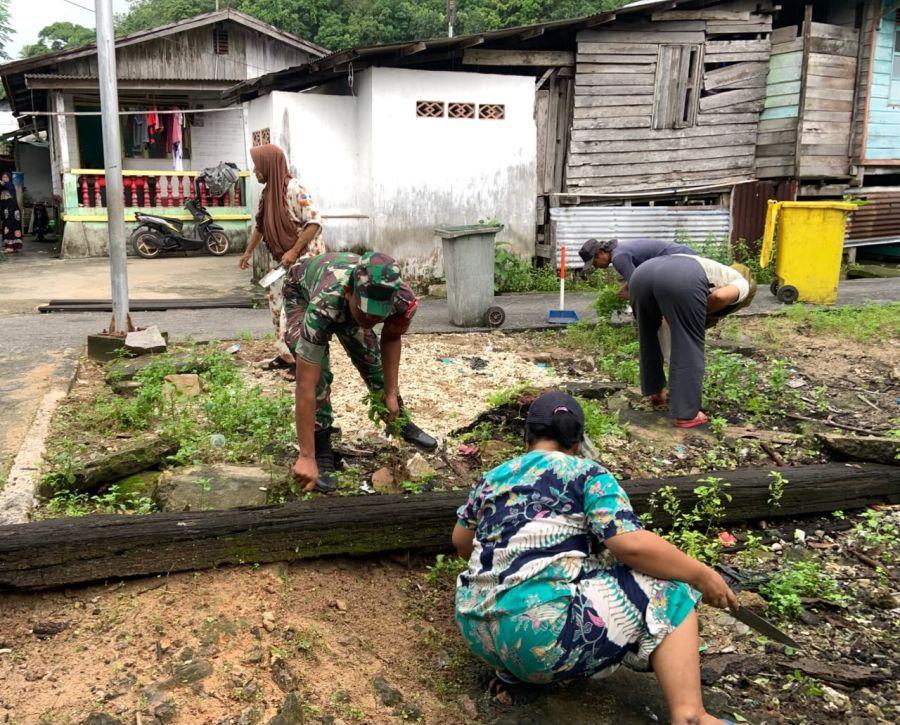Babinsa Kampung Melayu Pimpin Gotong Royong Bersihkan Rumput Liar
