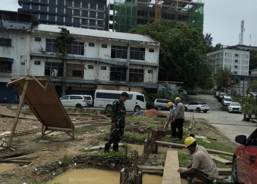 Babinsa Kampung Pelita Kawal Pembangunan KDKMP, Tekankan Keselamatan Kerja
