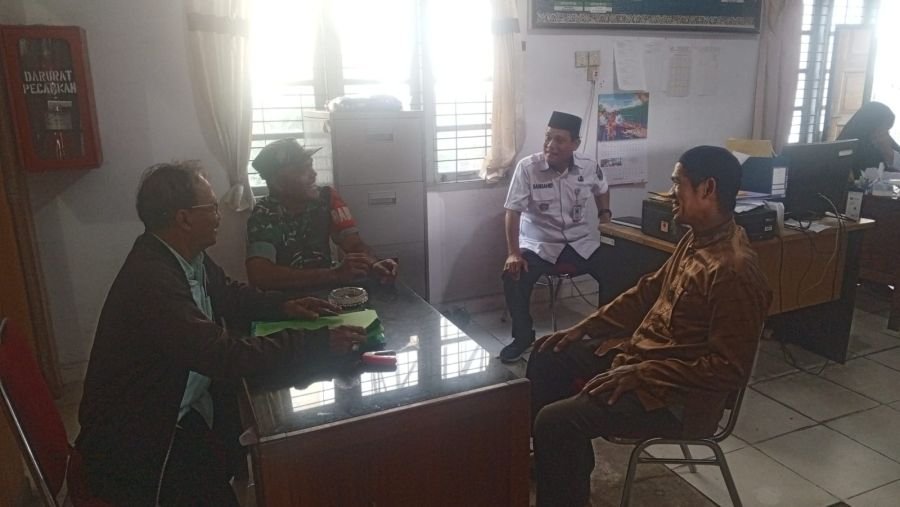 Babinsa Kampung Tengah Bangun Komunikasi dengan Warga untuk Jaga Kondusivitas Wilayah