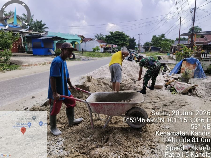 Babinsa Kandis Bantu Semenisasi Jalan, Warga Sambut Antusias