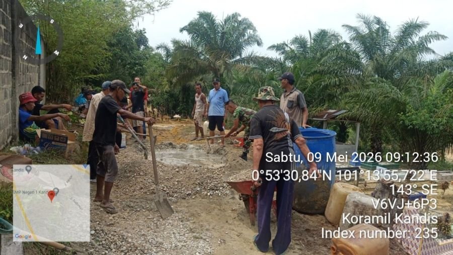 Babinsa Kandis Bersama Warga Semenisasi Jalan Menuju TPU