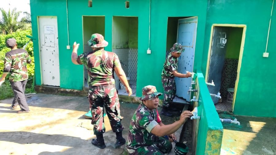 Babinsa Kandis Pimpin Gotong Royong Bersihkan Jalan Libo Jaya
