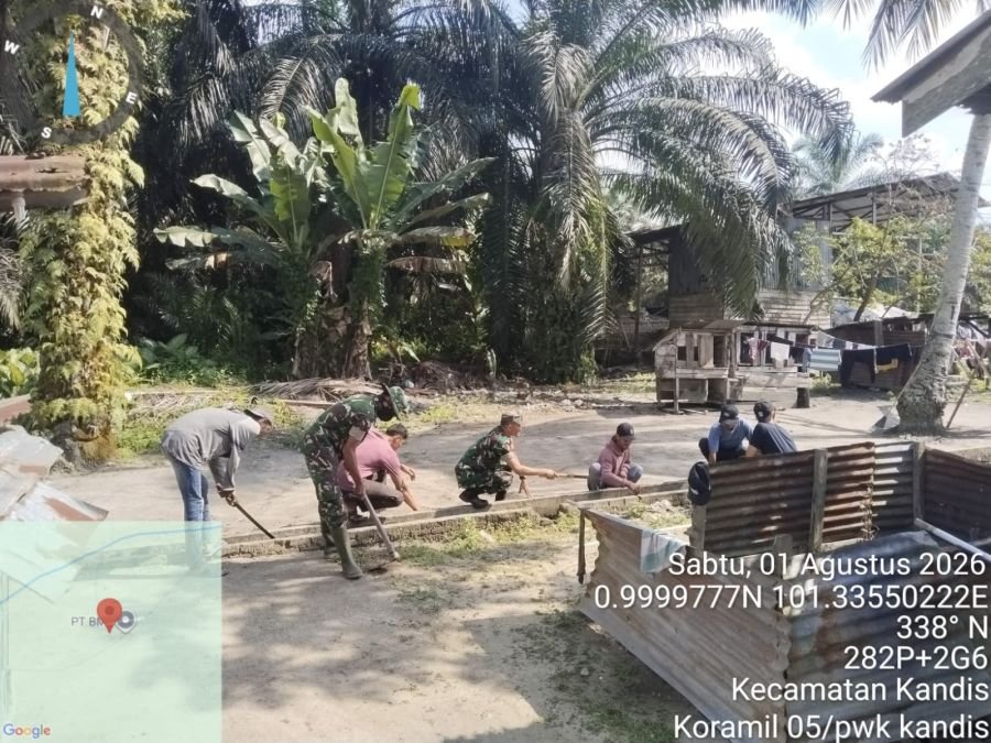 Babinsa Kandis Turun Tangan Perbaiki Parit, Warga Gotong Royong Bersama