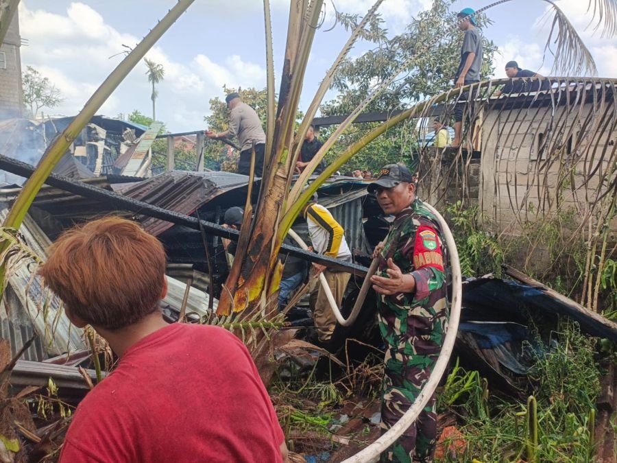 Babinsa Kateman Koptu Al Alim Turut Padamkan Kebakaran Empat Rumah di Sungai Guntung