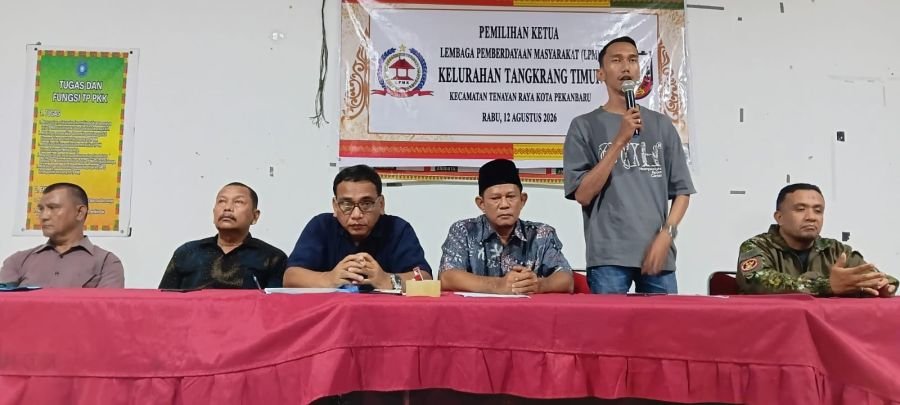Babinsa Kawal Demokrasi Warga, Pemilihan Ketua LPM Tangkerang Timur Berlangsung Aman