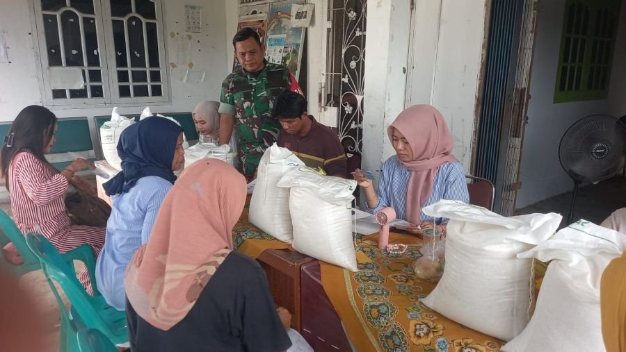 Babinsa Kawal Distribusi Bantuan Pangan, Warga Perhentian Marpoyan Bersyukur