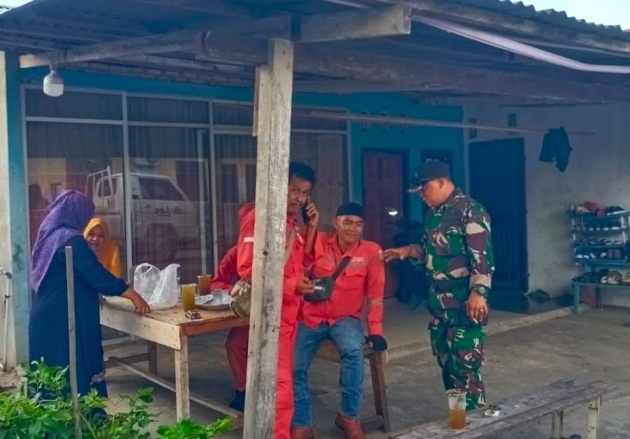Babinsa Kawal Fogging Dinkes Pekanbaru, Warga Diajak Aktif Berantas Sarang Nyamuk