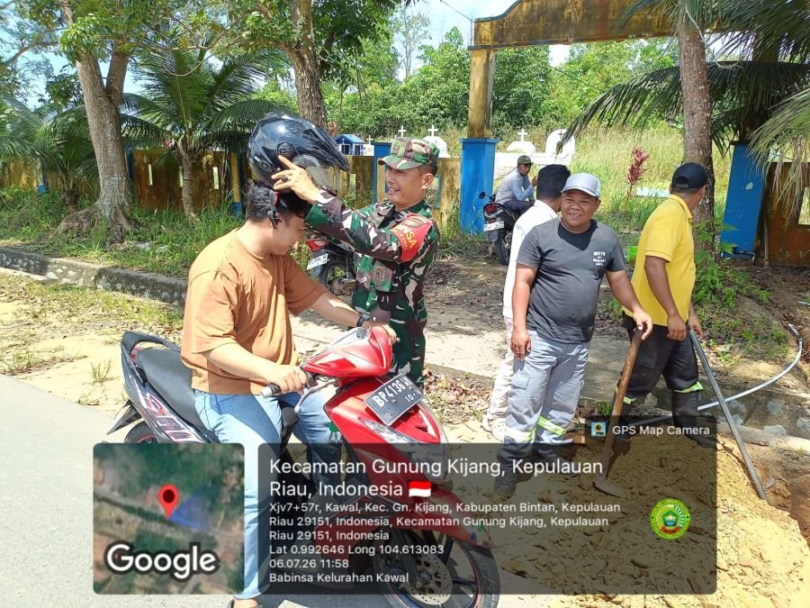 BABINSA KAWAL HIMBAU WARGA DISIPLIN BERKENDARA DAN PATUHI ATURAN LALU LINTAS