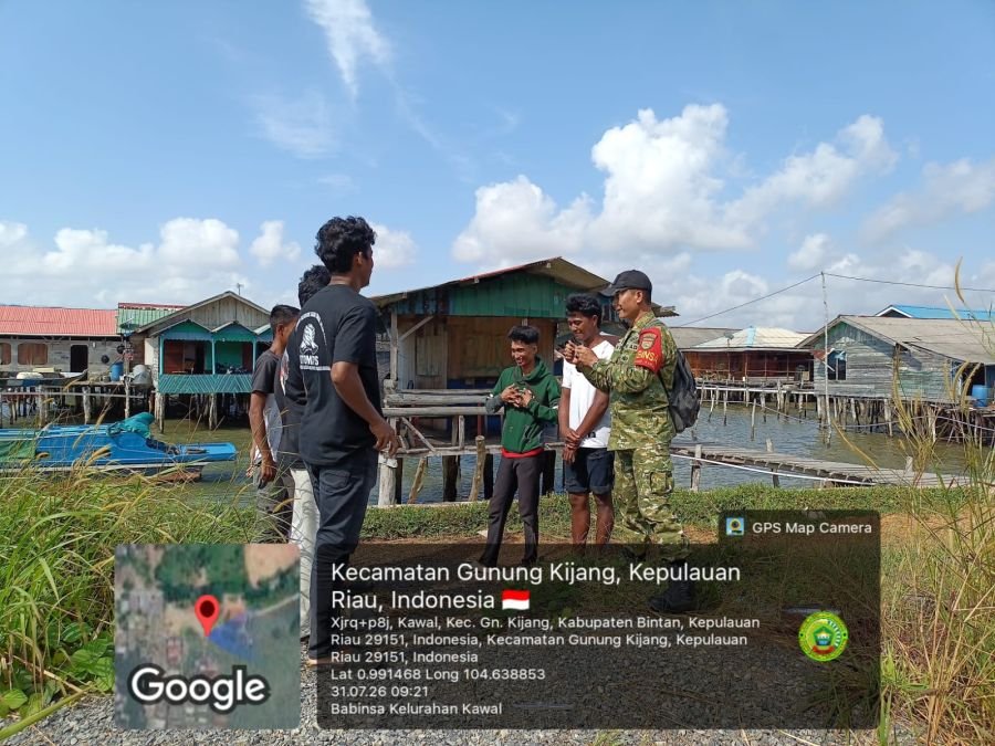 Babinsa Kawal Imbau Masyarakat Pesisir Waspada Angin Kencang dan Gelombang Tinggi.