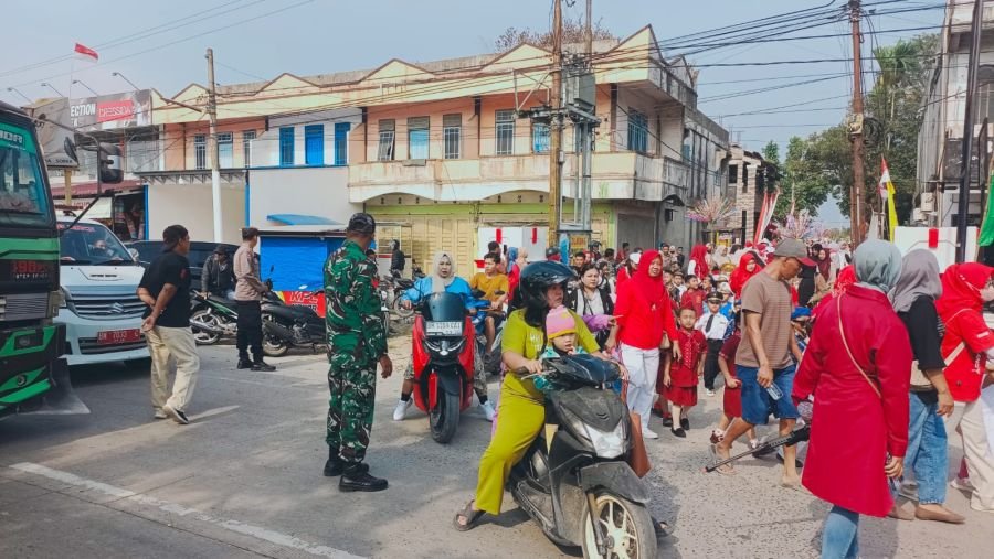 Babinsa Kawal Pawai Pelajar, Perayaan HUT RI ke-81 di Pangkalan Kuras Berlangsung Tertib