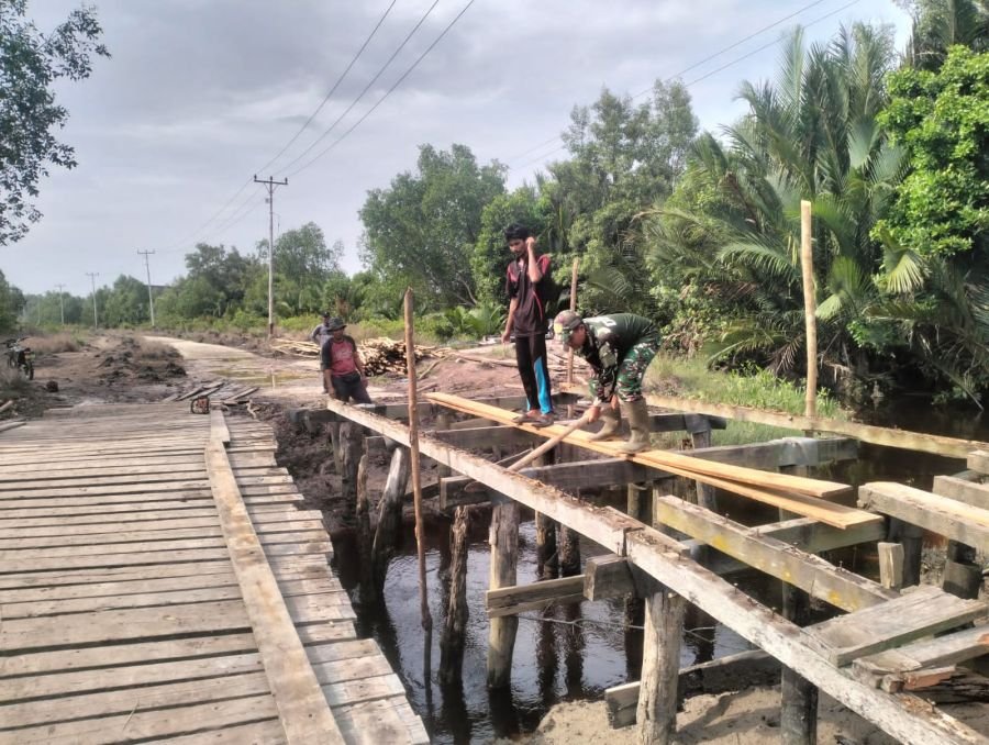 Babinsa Kawal Pembongkaran Jembatan Lama, Jembatan Garuda Siap Dibangun