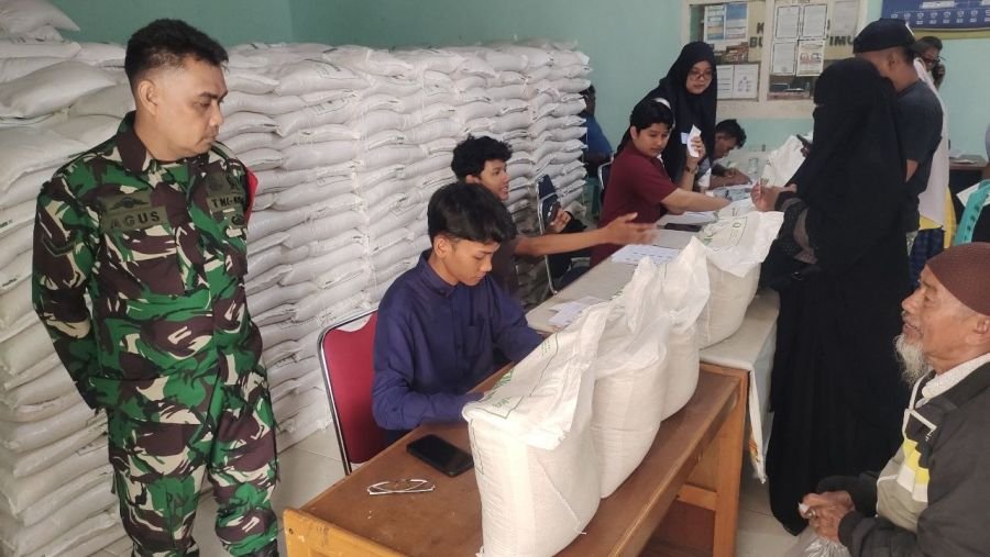 Babinsa Kawal Penyaluran Bantuan Beras Bulog untuk 1.513 Warga Labuh Baru Timur