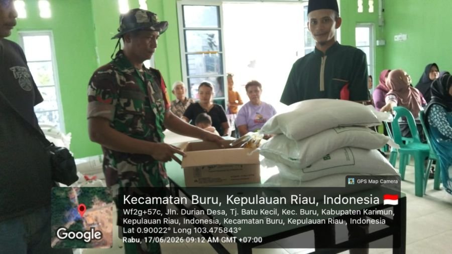 Babinsa Kawal Penyaluran Bantuan Pangan untuk 393 KK di Buru