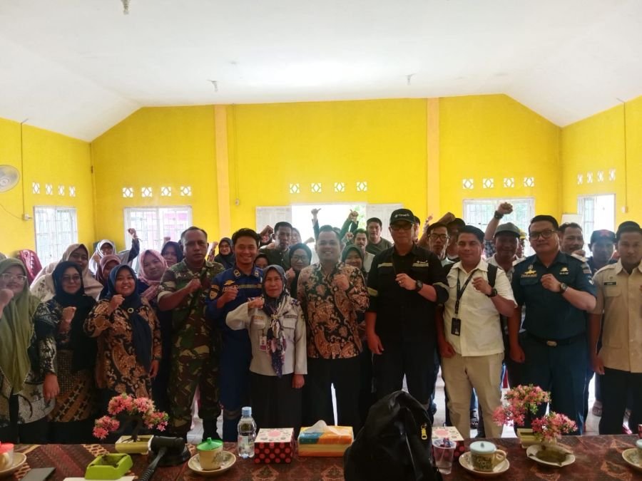 Babinsa Kawal Persiapan HUT RI ke-81 di Kundur Barat