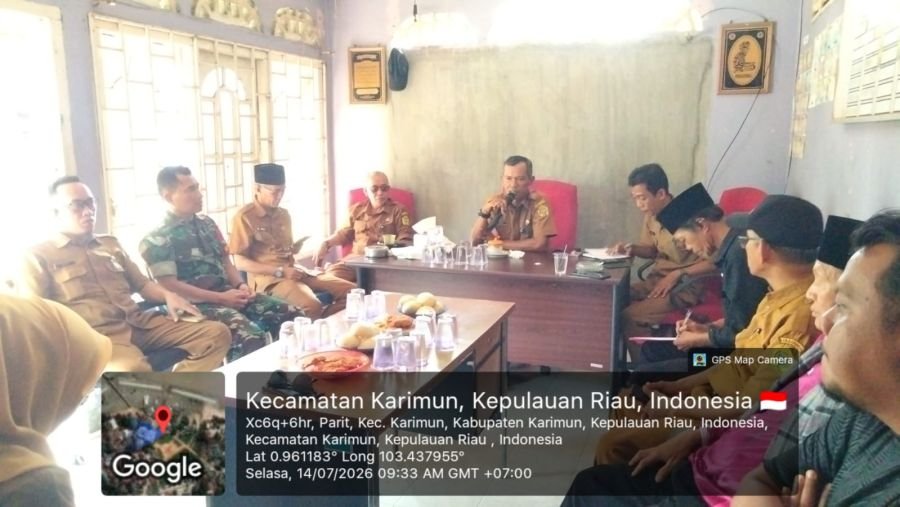 Babinsa Kawal Persiapan Upacara HUT Ke-81 RI di Selat Gelam