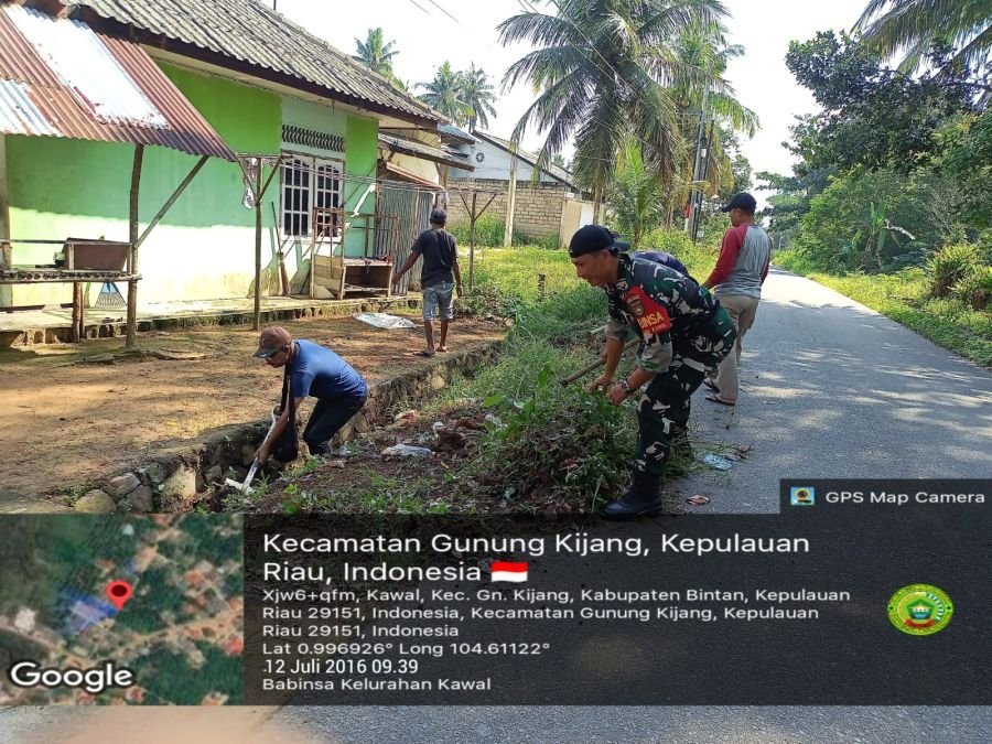 BABINSA KAWAL PIMPIN GOTONG ROYONG BERSIHKAN SELOKAN AGAR TERHINDAR LUPAAN AIR