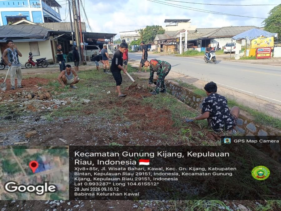 BABINSA KAWAL PIMPIN GOTONG ROYONG BERSIHKAN TIMBUNAN PASIR DI JALAN RAYA CEGAH KECELAKAAN.