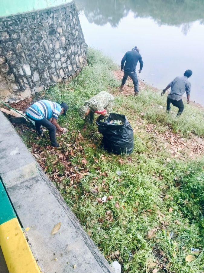 Babinsa Kec. Bintim Ikut Gotong Royong Bersihkan Area Kolam Kijang Bersama Gubernur Kepri.