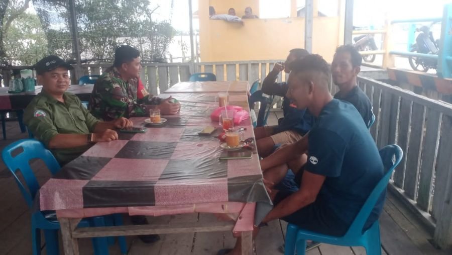Babinsa Ungar Pererat Silaturahmi dengan Warga di Pelabuhan Sungai Bulu