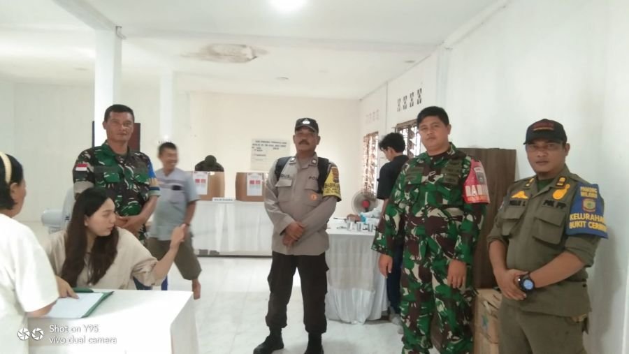 Babinsa kel. Bukit Cermin Ramil 01/Kota Dim 0315/TPI Monitor Pemilihan RT RW
