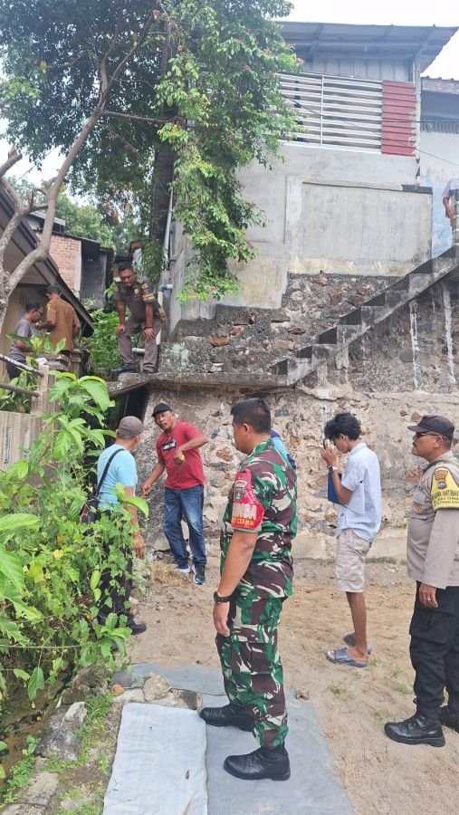 Babinsa Kel. Bukit Cermin Ramil 01/Kota Bersama perangkat Kelurahan melaksanakan pengecekan lokasi