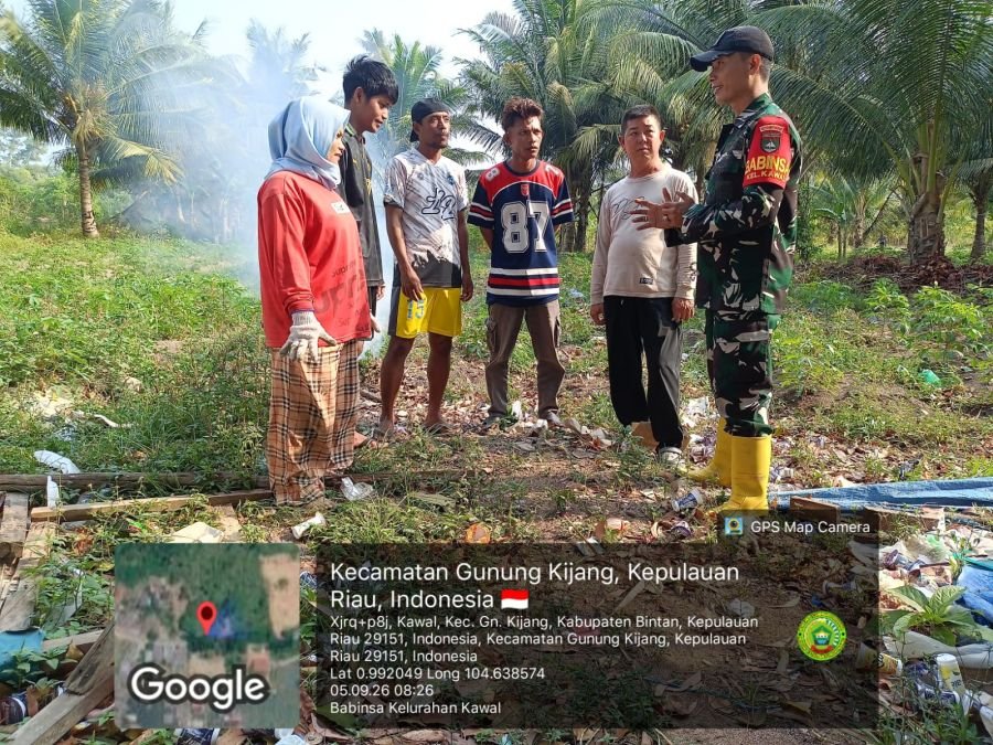 Babinsa Kel. Kawal, Kec. Gunung Kijang, Kab. Bintan, melaksanakan peninjauan wilayah Karhutla.