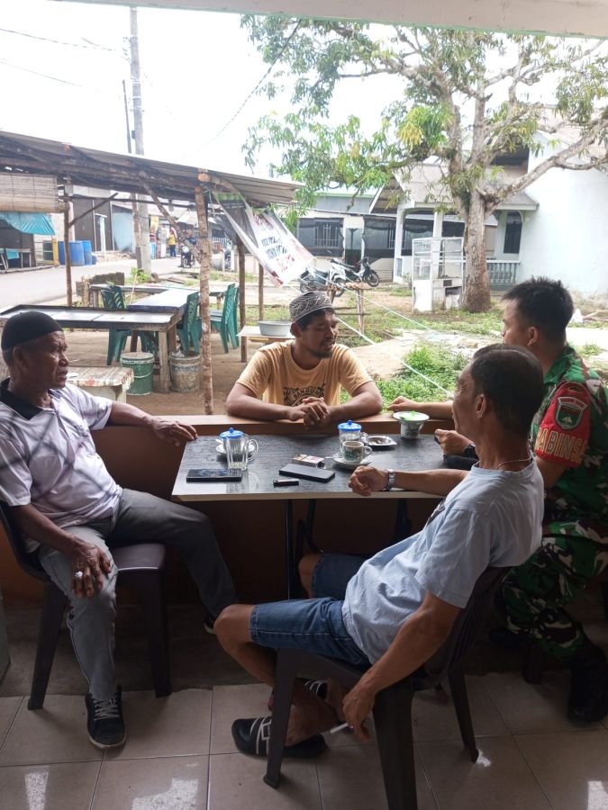 Babinsa Kel Kp Bugis sosialisasi tentang bahaya kabut asap akibat karhutla