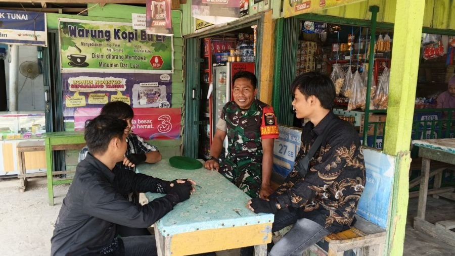 Babinsa Kel. Peranap Gelar Komsos dengan Warga di Warung Kopi, Perkuat Kedekatan TNI-Rakyat