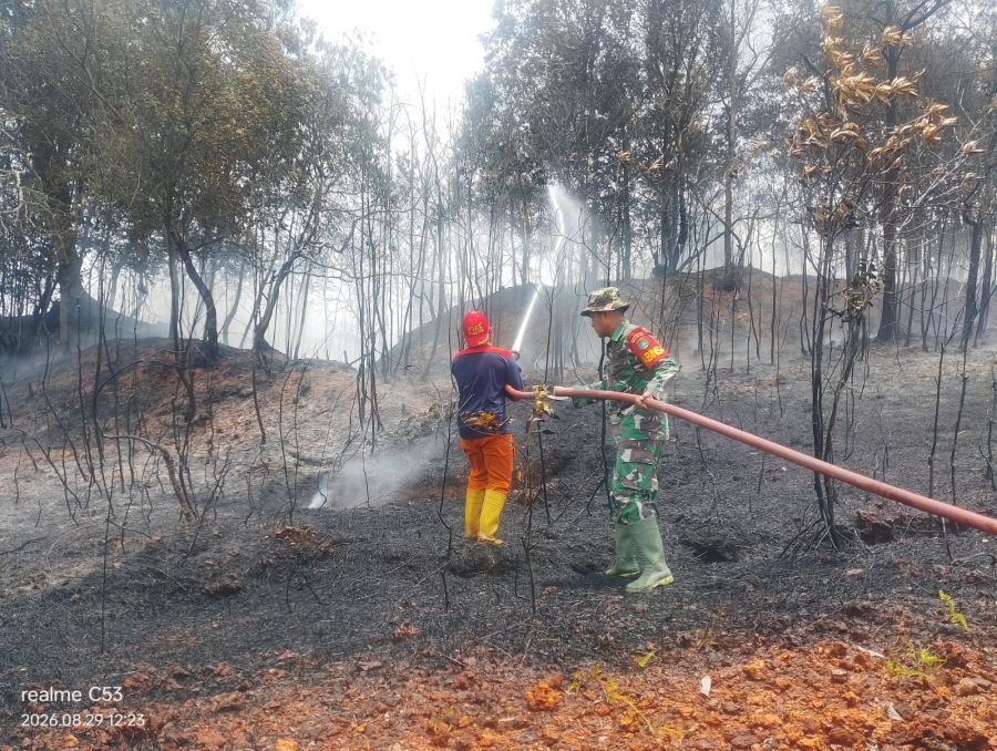 Babinsa Kel. Sungai Enam Bersama Masyarakat Berhasil Padamkan Kebakaran Lahan Kosong Seluas ± 1 ha