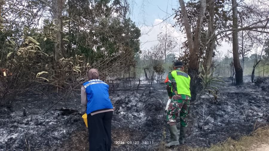 Babinsa Kel. Sungai?Lekop Lakukan Pengamanan & Monitoring Kebakaran Lahan Kosong di Kp. Purwodadi.