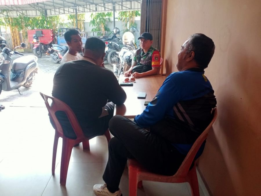 Babinsa Kel. Tpi Barat Srk M. Aripin  Ramil 01/Kota Dim 0315/TPI melaksanakan Komsos dengan warga